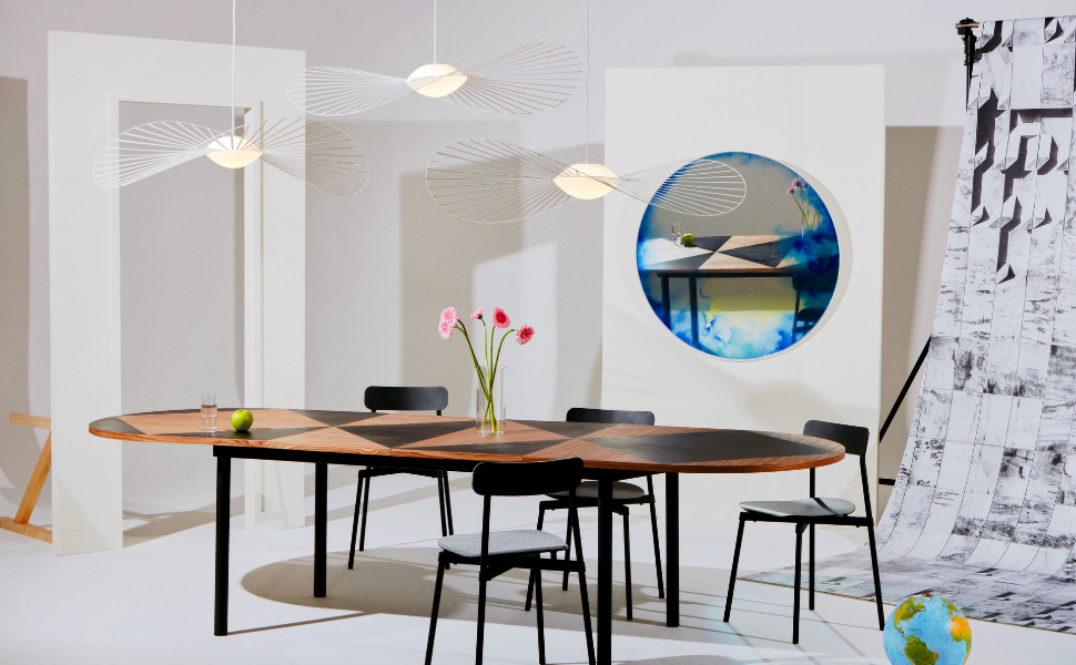 Lampy Petite Friture nad stołem w jadalni