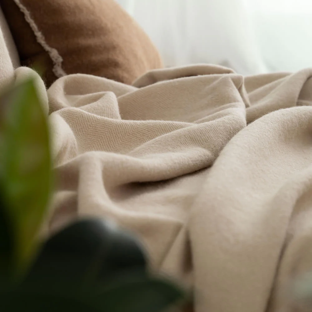 Moyha :: Wełniany pled w jodełkę beżowy 220x240 cm