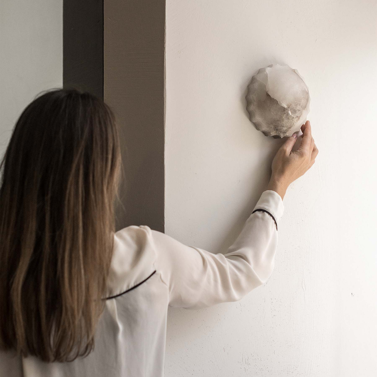 Embassy Interiors :: Lampa ścienna / kinkiet Elektra śr. 15 cm biały alabaster