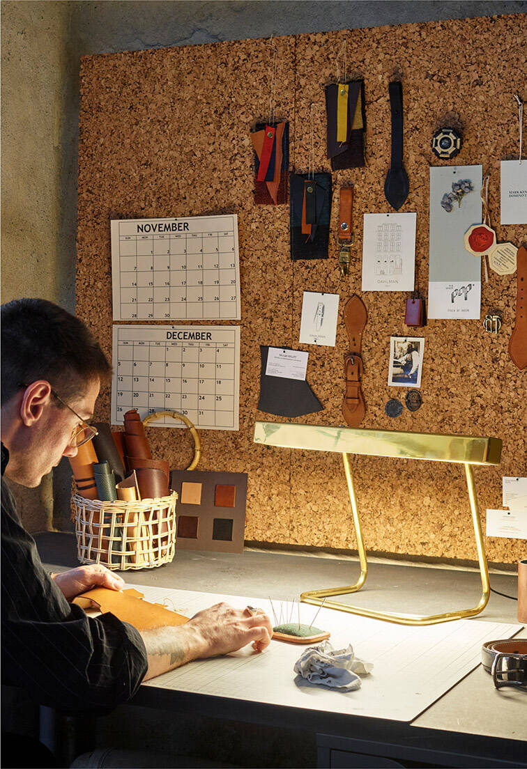 Anour :: T-Modell Schreibtischlampe, Höhe 30 cm, Messing gebürstet