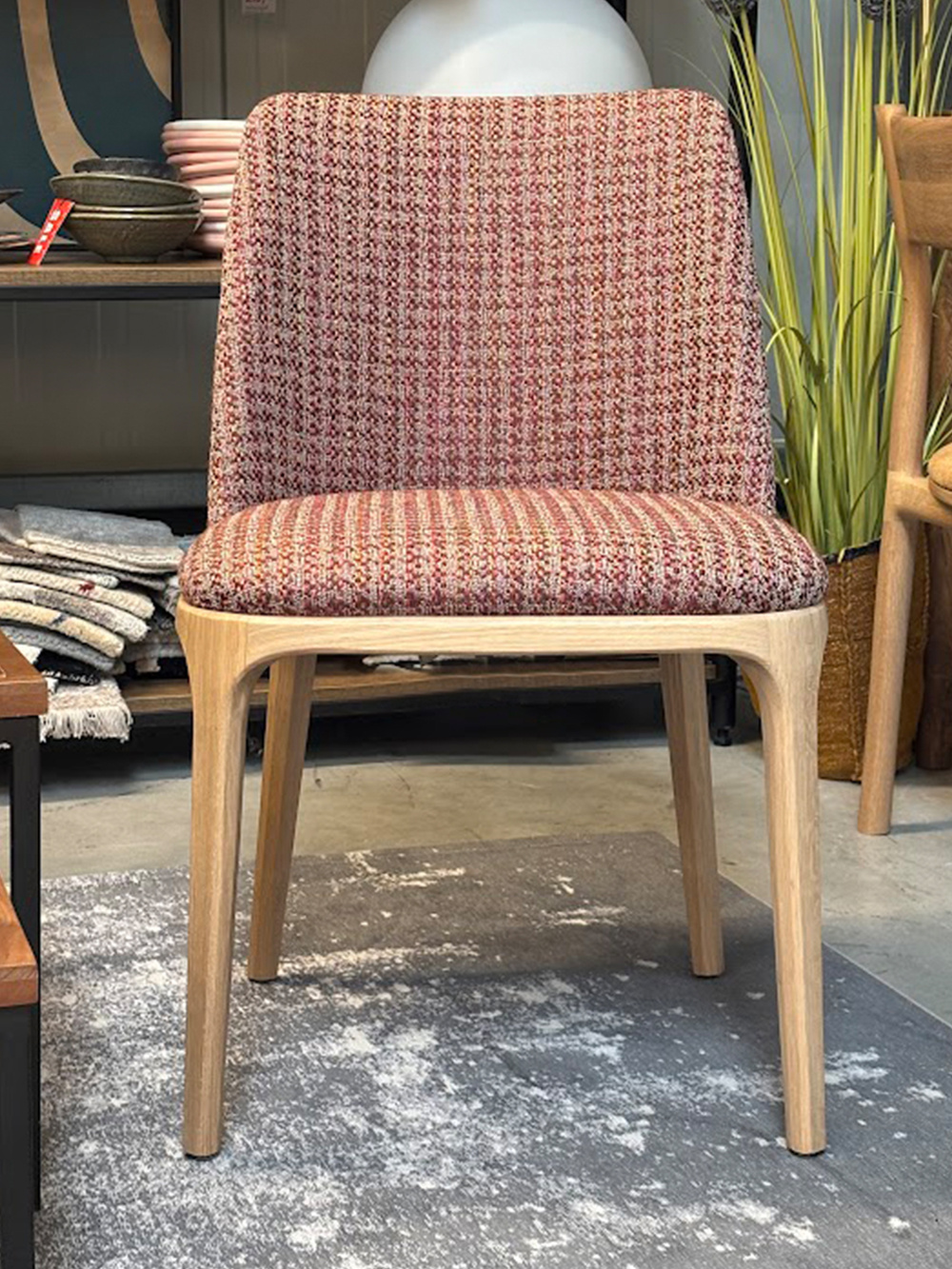 Claudie :: Krzesło tapicerowane Movano szer. 53,5 cm pepitka czerwono-beżowa 