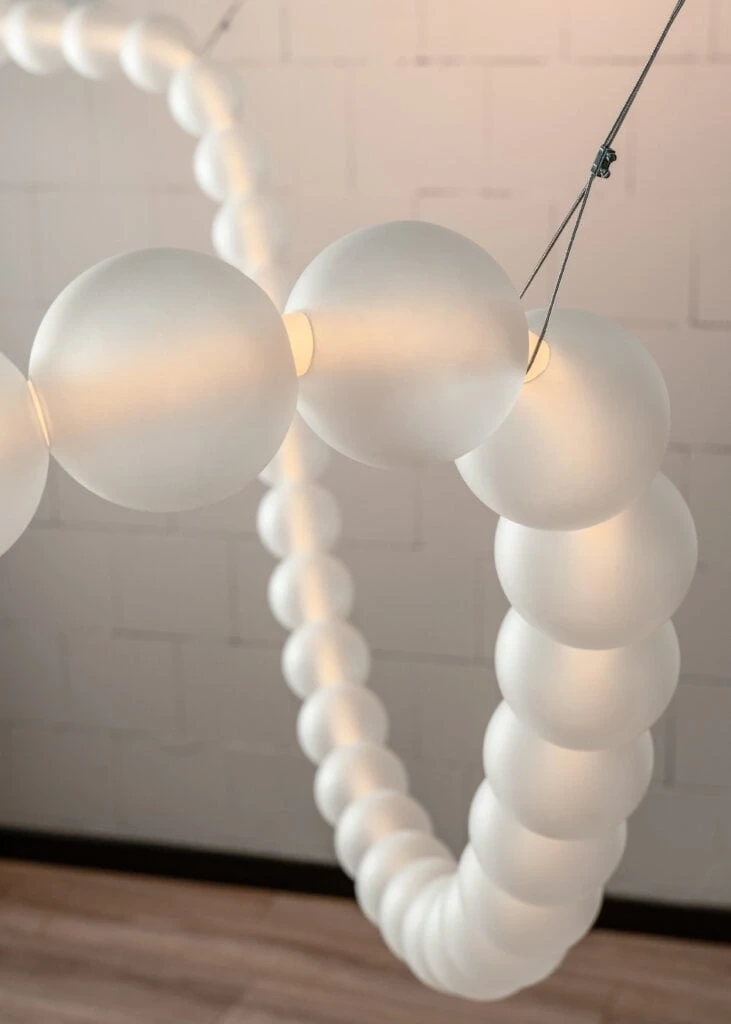 Loftlight :: Daisy lamp, 75 balls, length 500 cm, sandblasted glass