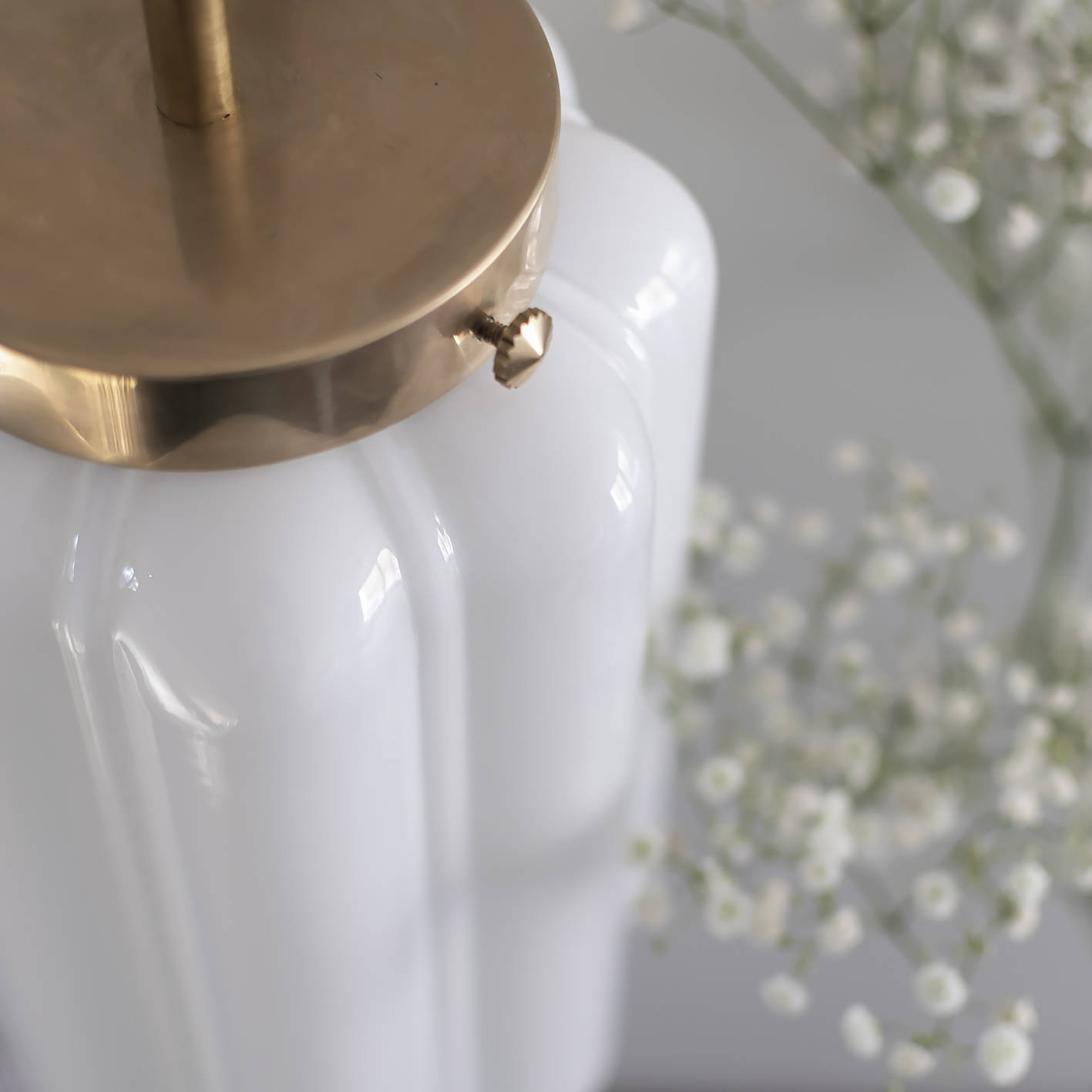 Embassy Interiors :: Wandlampe aus Glas Deco Opalowe mit flacher Montage Höhe 42 cm weiß