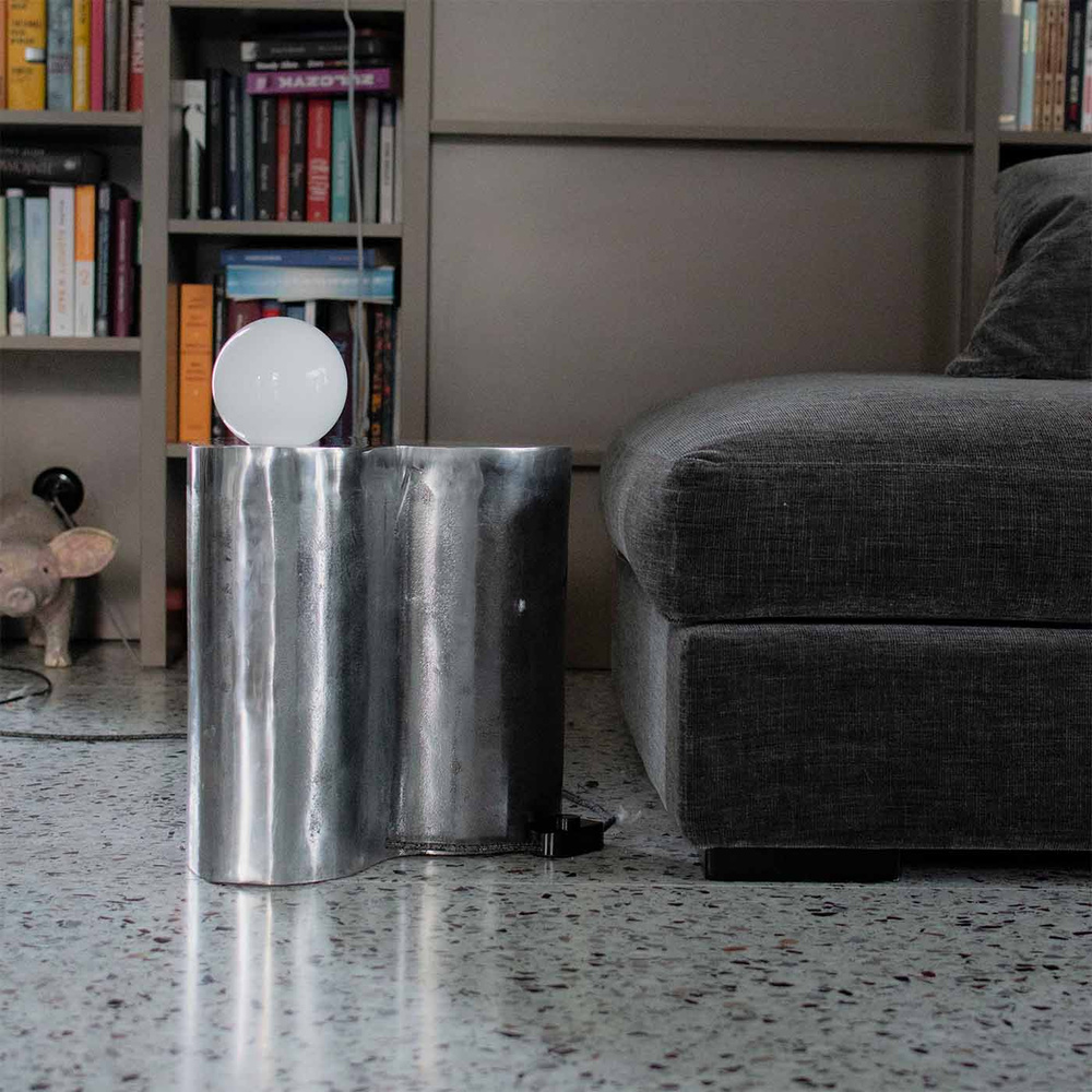 Embassy Interiors :: Aluminiumtisch mit Kugelleuchte / künstlerisches Lichtobjekt, Höhe 38 cm