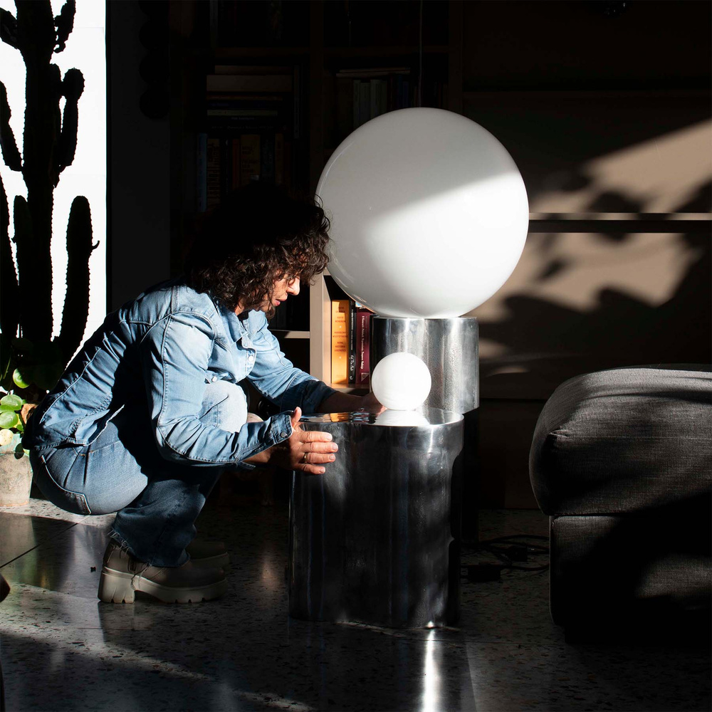 Embassy Interiors :: Aluminiumtisch mit Kugelleuchte / künstlerisches Lichtobjekt, Höhe 38 cm