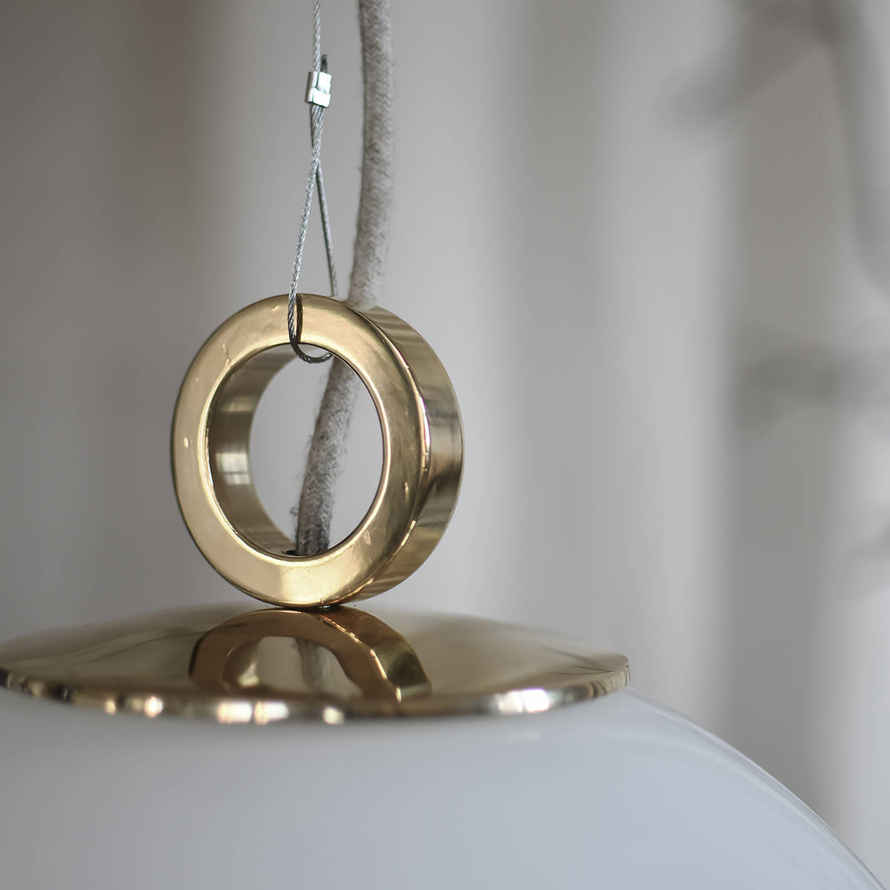 Embassy Interiors :: Hängelampe aus Glas kula mit einem Ring Durchmesser 30 cm weiß