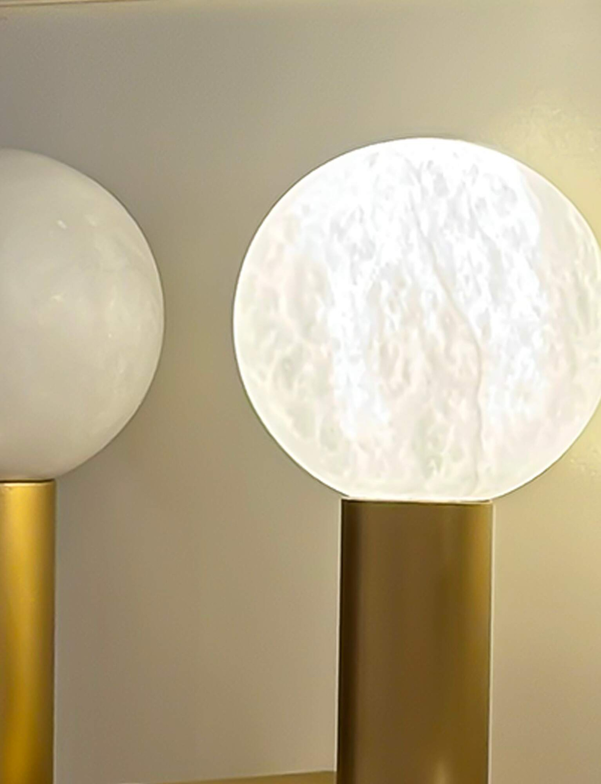 Robin :: Rock table lamp, height 19 cm, black marble / alabaster shade