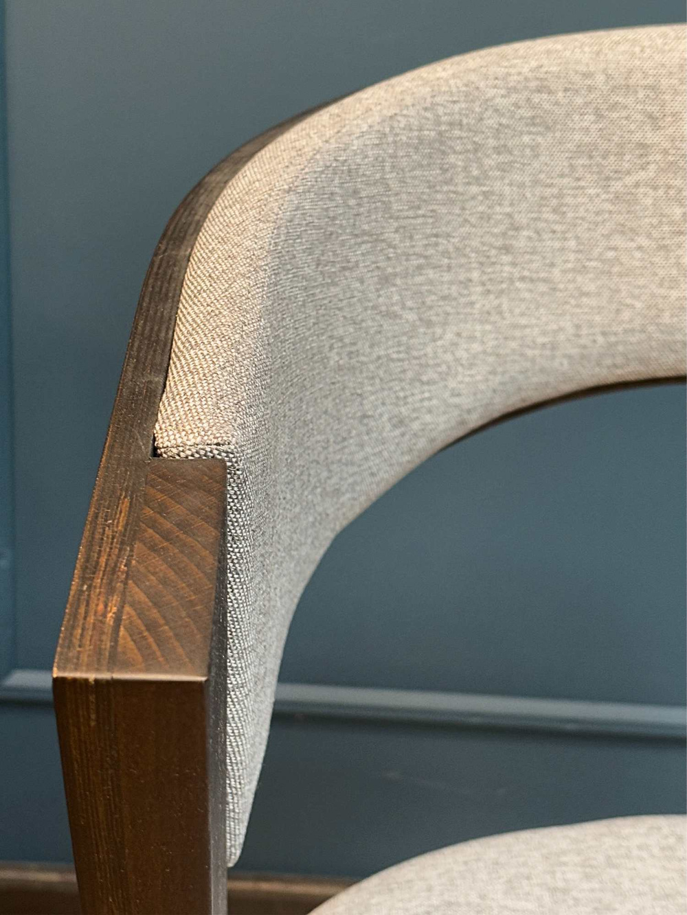 Fameg :: Cosy upholstered chair with armrests, light gray / dark walnut, width 55 cm