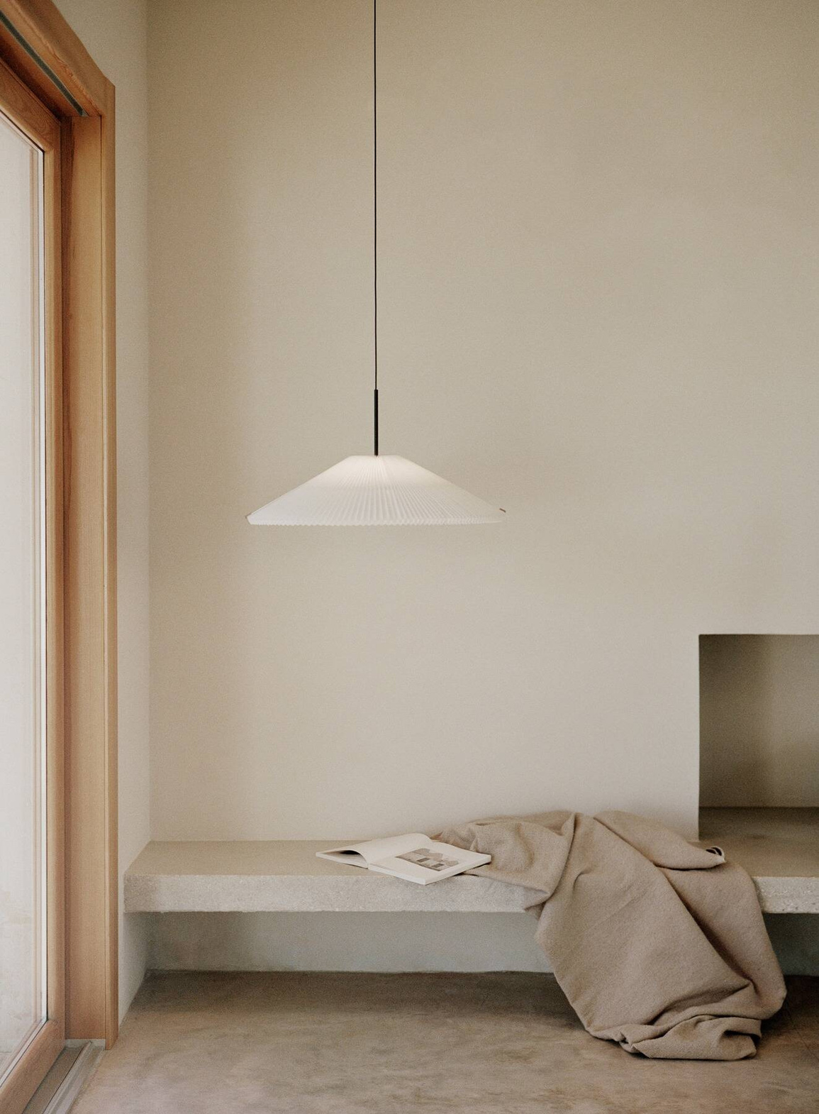 New Works :: Nebra Shape-Changing Pendant Lamp, Diameter 40-75 cm, White