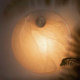Embassy Interiors :: Eos Alabaster Wandleuchte / Wandleuchte, Durchmesser 30 cm, weißer Alabaster / Messing mit Patina