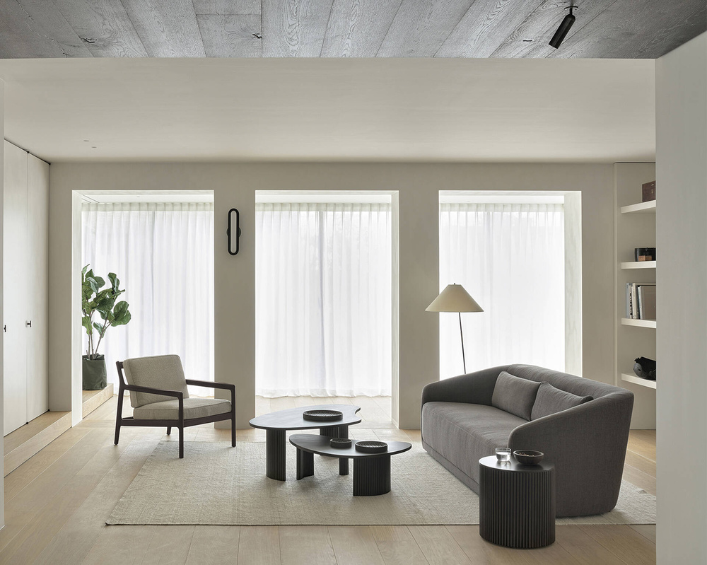 Ethnicraft :: Boomerang mahogany coffee table, width 90 cm