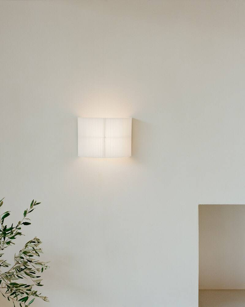 New Works :: Nebra shape-changing wall lamp / sconce, height 20 cm, white