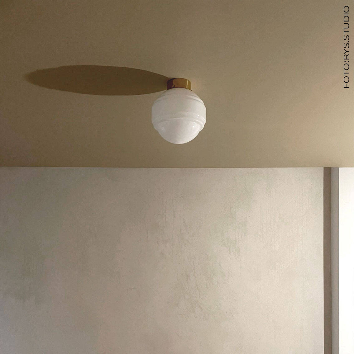 Embassy Interiors :: Szklana Lampa Sufitowa / ścienna Saturn mosiądz