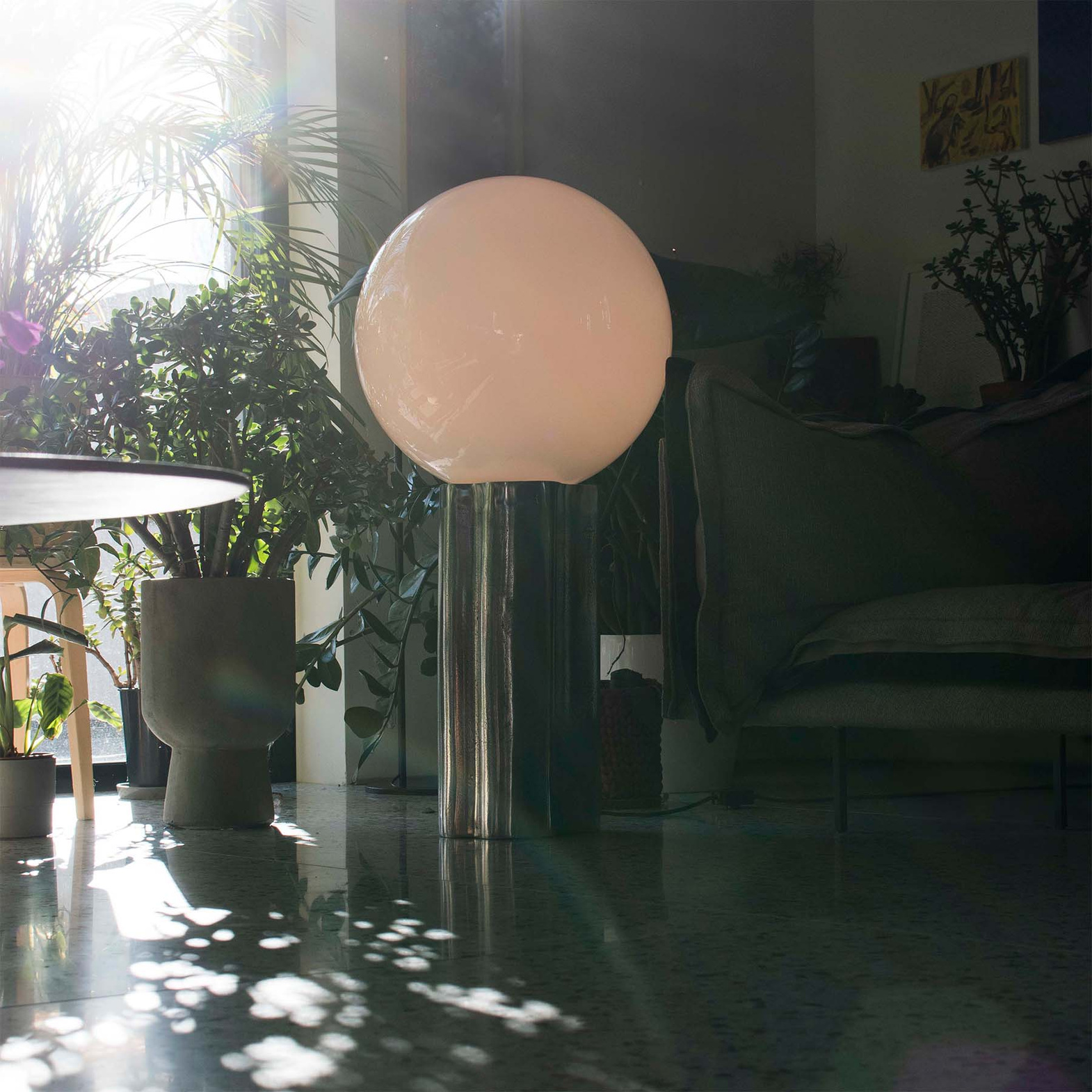 Embassy Interiors :: Futurystyczna lampa podłogowa EMB01 / rzeźbiarski obiekt świetlny