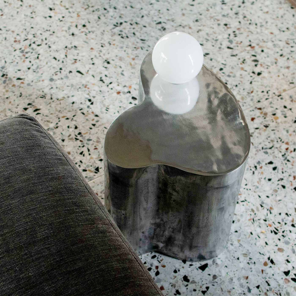 Embassy Interiors :: Aluminiumtisch mit Kugelleuchte / künstlerisches Lichtobjekt, Höhe 38 cm