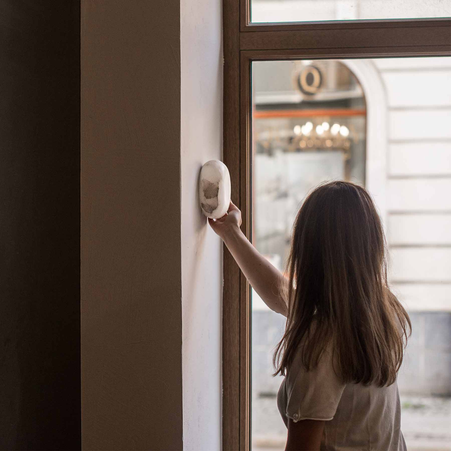 Embassy Interiors :: Lampa ścienna / kinkiet Alkione śr. 15 cm alabaster ze wzorem