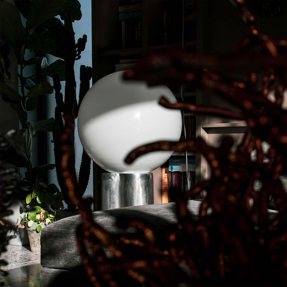 Embassy Interiors :: Futurystyczna lampa podłogowa EMB01 / rzeźbiarski obiekt świetlny