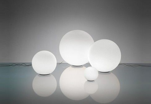 Artemide :: Tischlampe aus Glas Dioscuri Durchmesser 35 cm weiß
