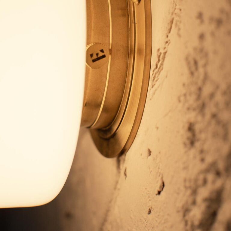 Embassy Interiors :: Lampa ścienna / Kinkiet Buoy mleczna mosiężna śr. 16 cm