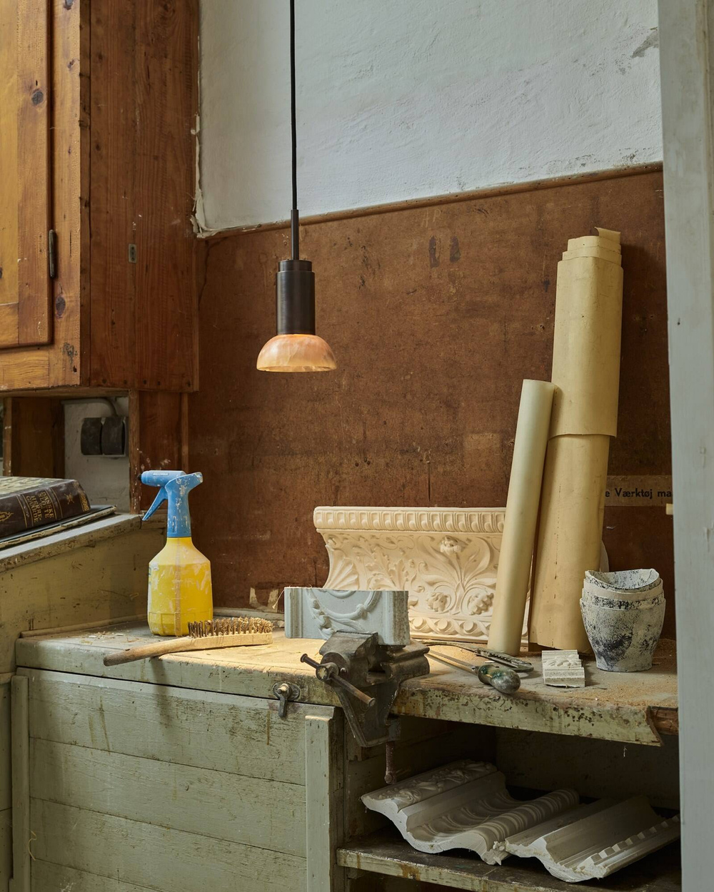 Anour :: Donya Onyx Moon Hängelampe, Durchmesser 12 cm, schwarzer Stahl, Onyx-Schirm