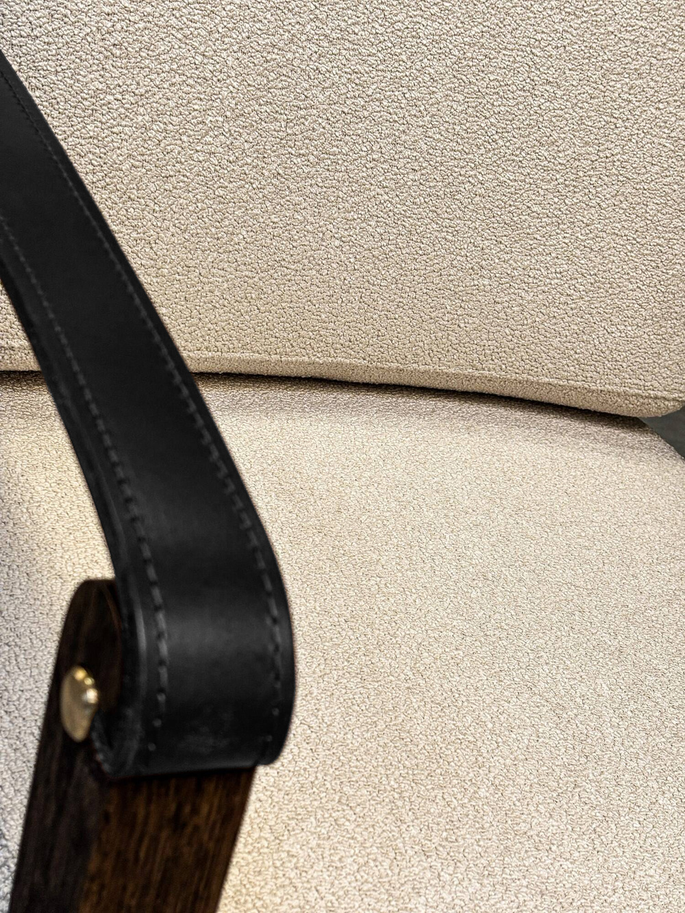 Nordic Line: Philip beige gepolsterter Sessel mit Lederarmlehnen