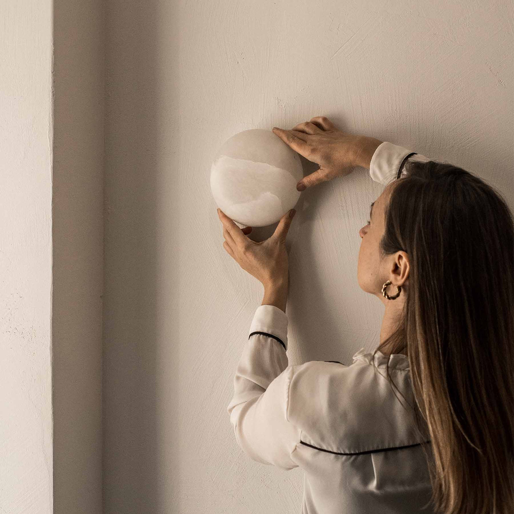 Embassy Interiors :: Lampa ścienna / kinkiet Alkione śr. 15 cm biały alabaster