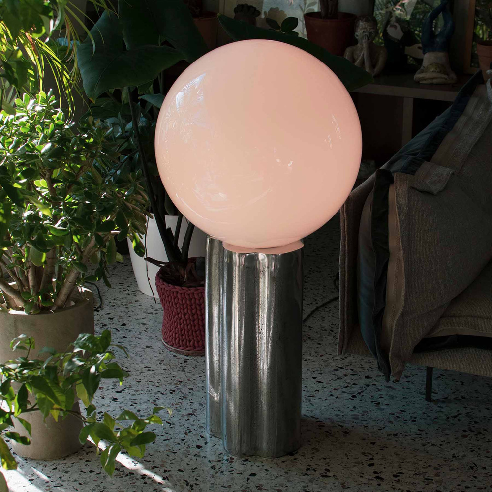 Embassy Interiors :: Futurystyczna lampa podłogowa EMB01 / rzeźbiarski obiekt świetlny