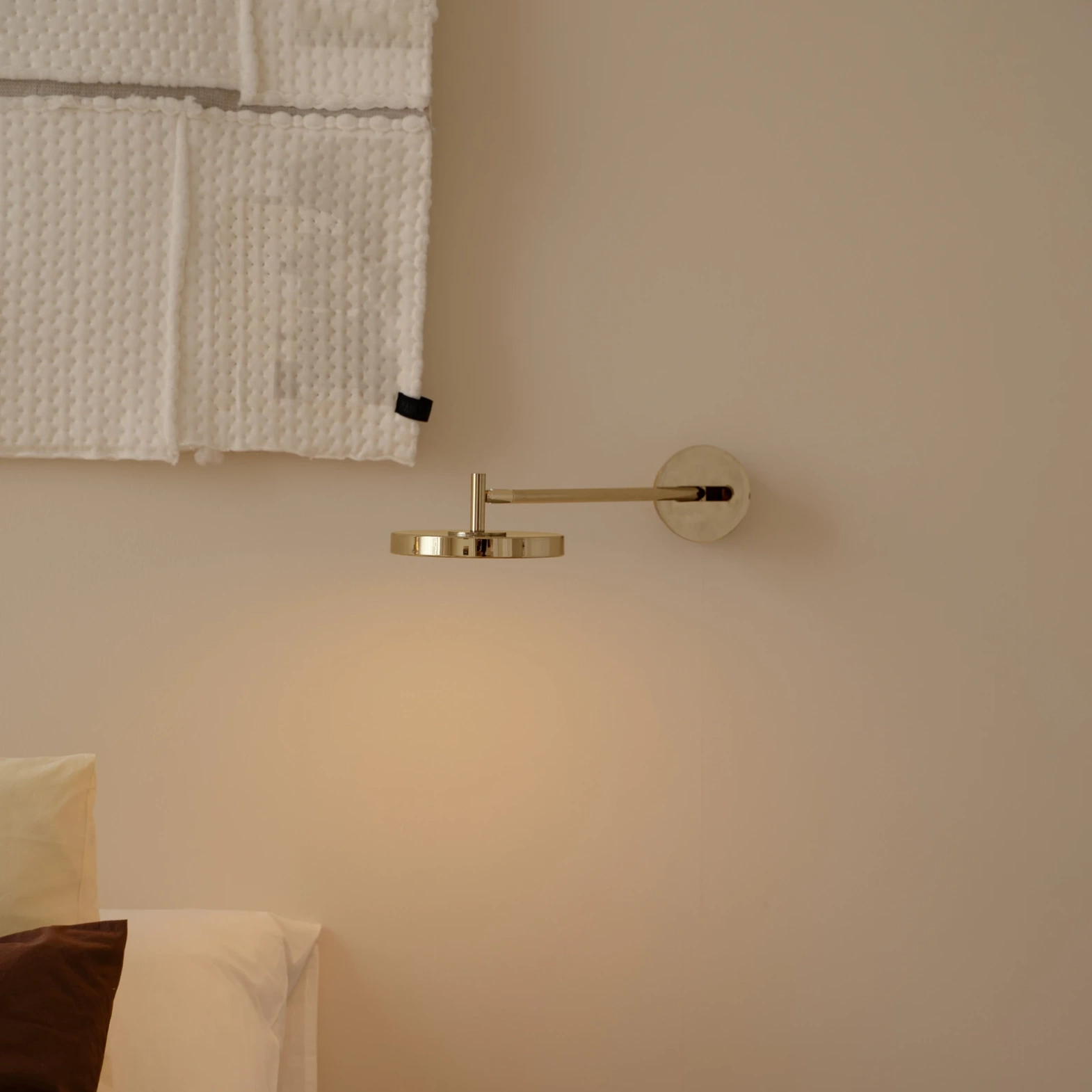 Umage :: Lampa ścienna / kinkiet Asteria Long Hardwire dł. 69,5 cm polerowany mosiądz