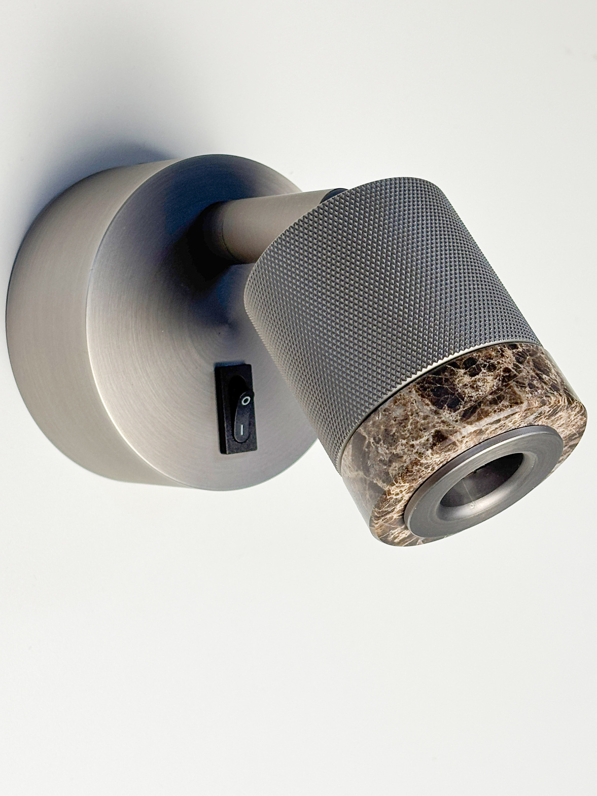 Aromas :: Lampa ścienna / kinkiet Tea śr. 5 cm szary metal / brązowy marmur