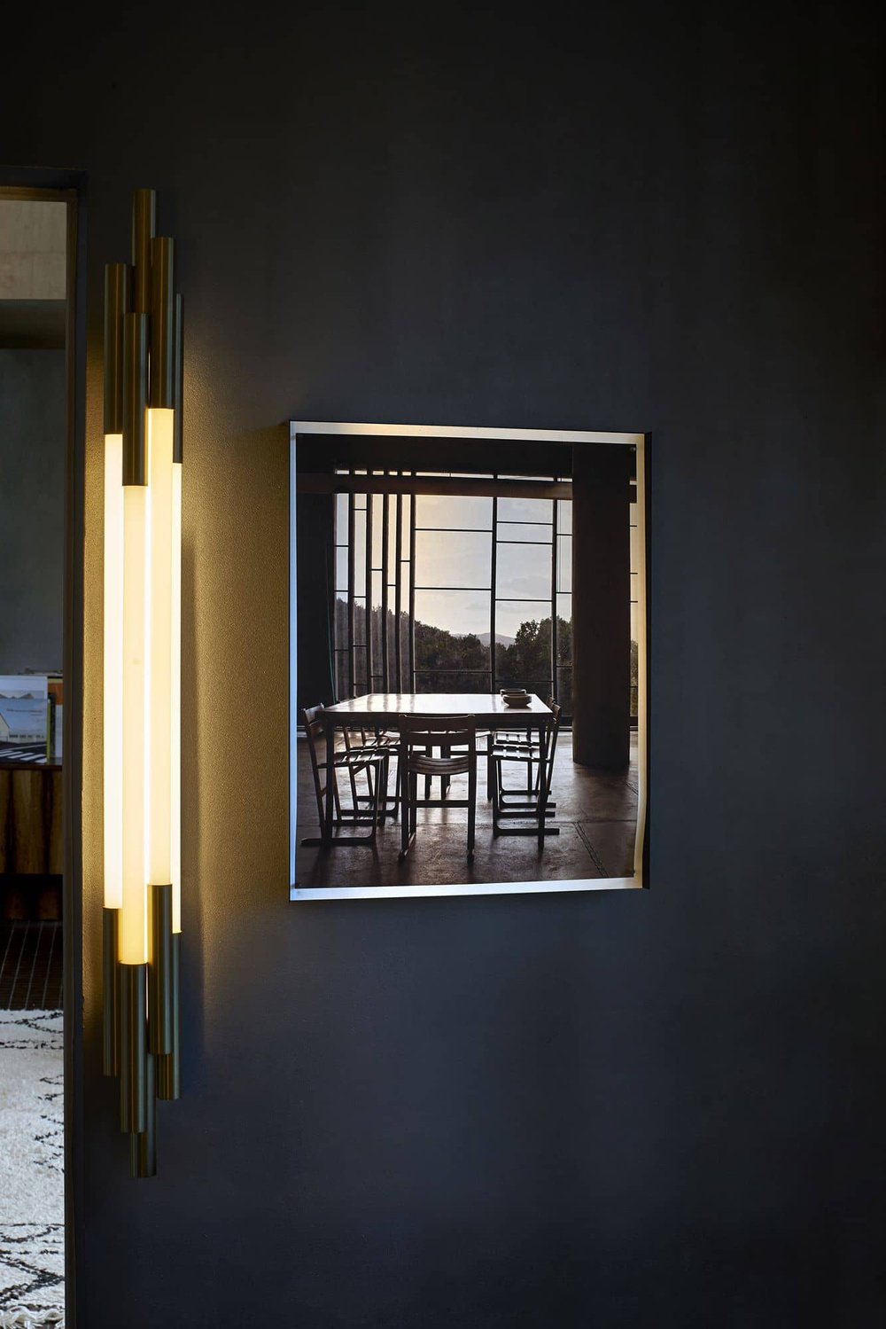 DCW :: Org weiß-goldene Wandleuchte, Höhe 105 cm