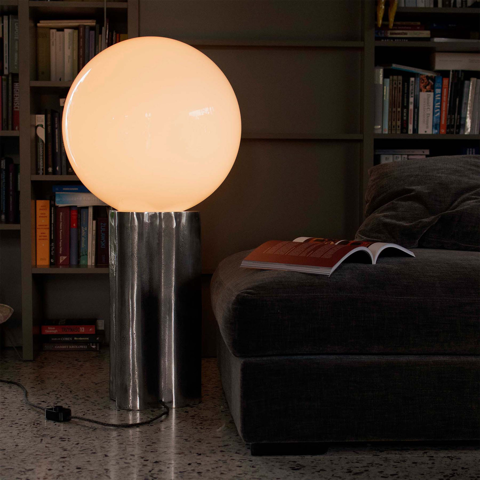 Embassy Interiors :: Futuristische EMB01 Stehleuchte / Skulpturales Lichtobjekt