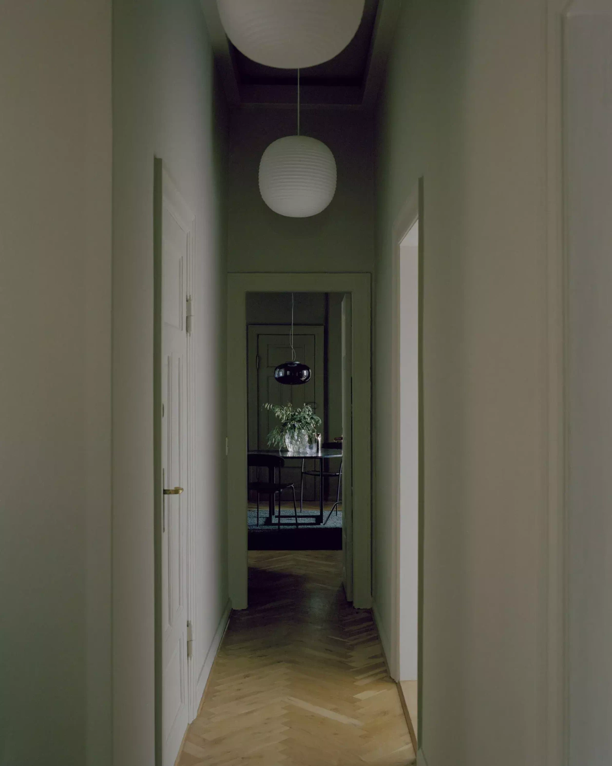 New Works :: Hängelampe aus Glas Lantern Durchmesser 30 cm weiß