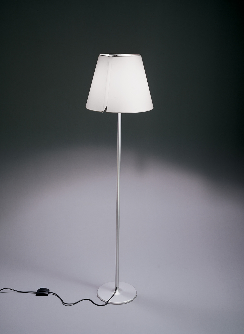 Artemide :: Stehlampe aus Aluminium Melampo Höhe 137 cm grau