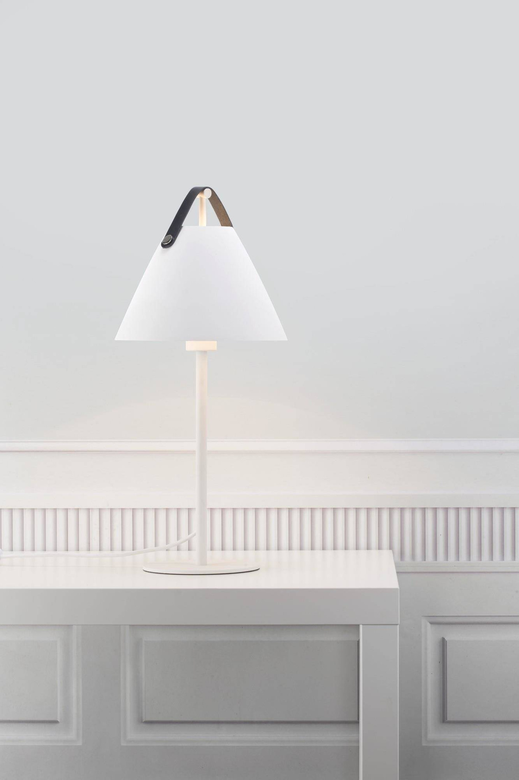 Design for the People :: Tischlampe aus Metall Strap Höhe 55 cm weiß