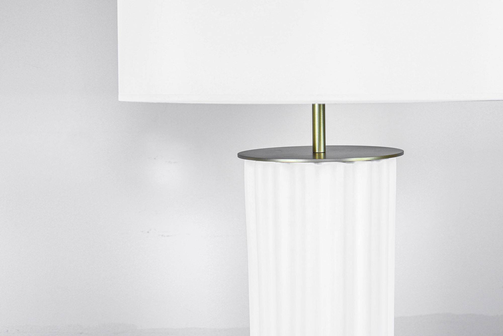 Aromas :: Onica yws. 80 cm Tischleuchte, Keramiksockel mit weißem Schirm