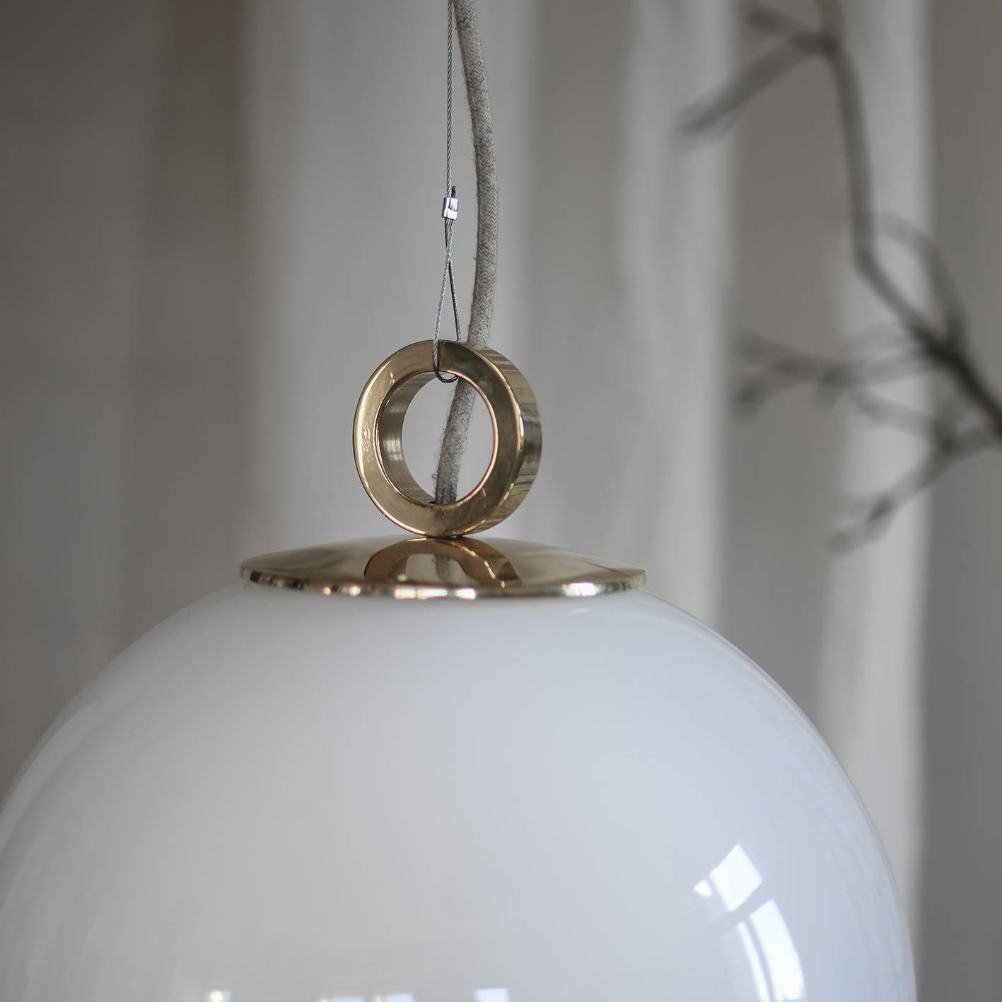 Embassy Interiors :: Hängelampe aus Glas kula mit einem Ring Durchmesser 30 cm weiß