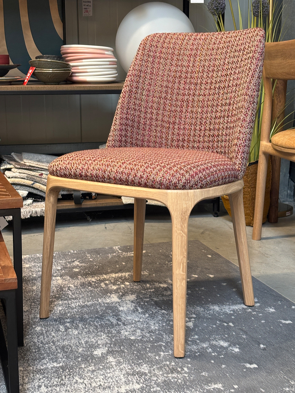 Claudie :: Krzesło tapicerowane Movano szer. 53,5 cm pepitka czerwono-beżowa 