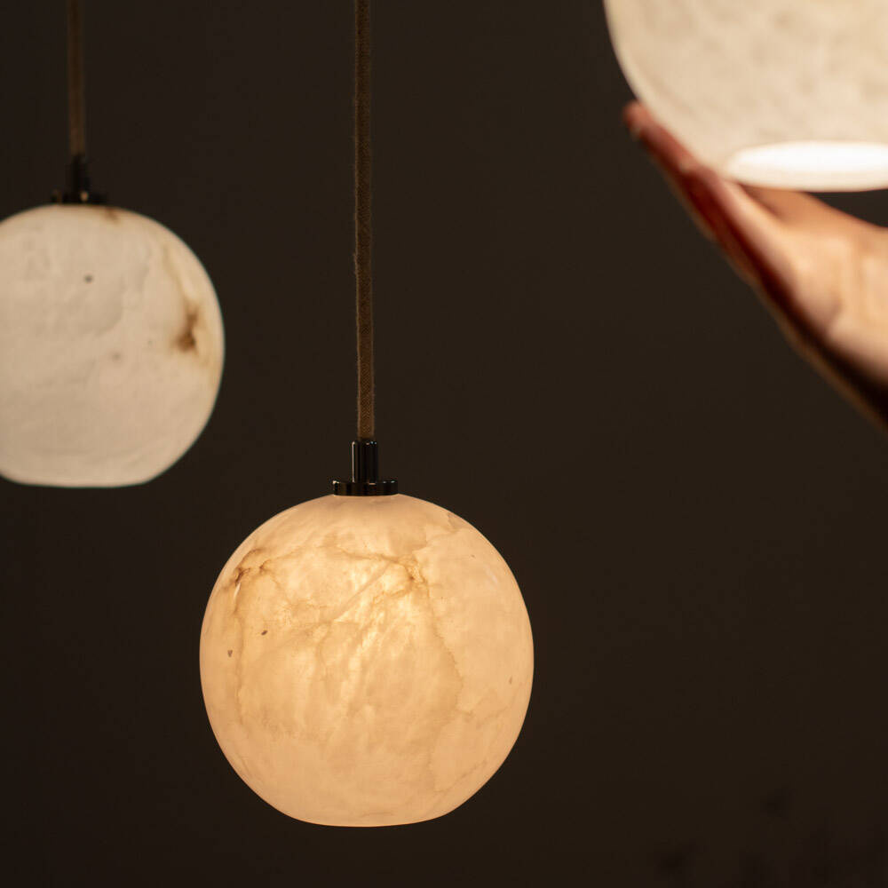 Embassy Interiors :: Selene Pendelleuchte, Durchmesser 16 cm, Alabaster, Messing-Finish