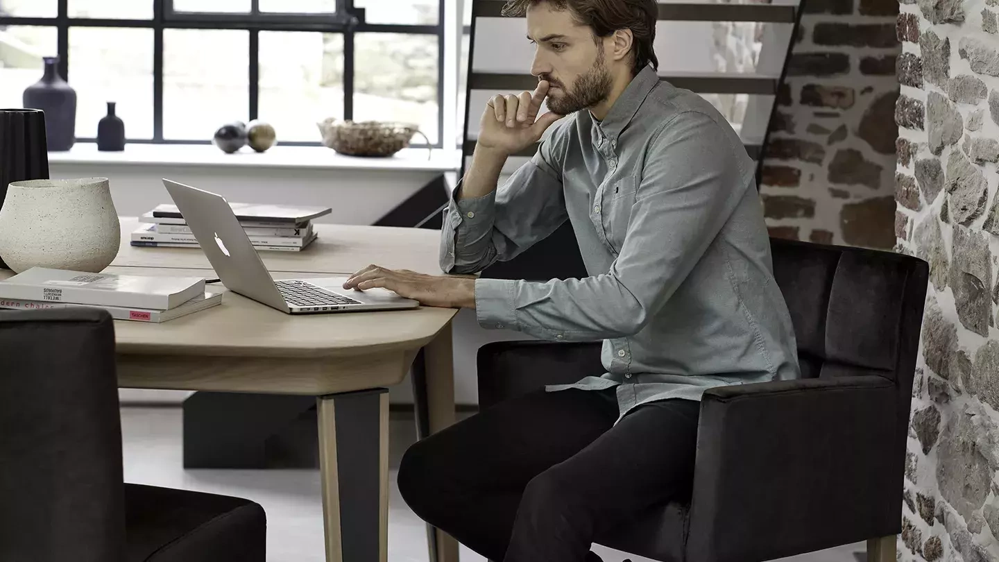 Mobitec :: Krzesło tapicerowane Carré C02 brązowe z podłokietnikami szer. 57 cm drewniane nogi