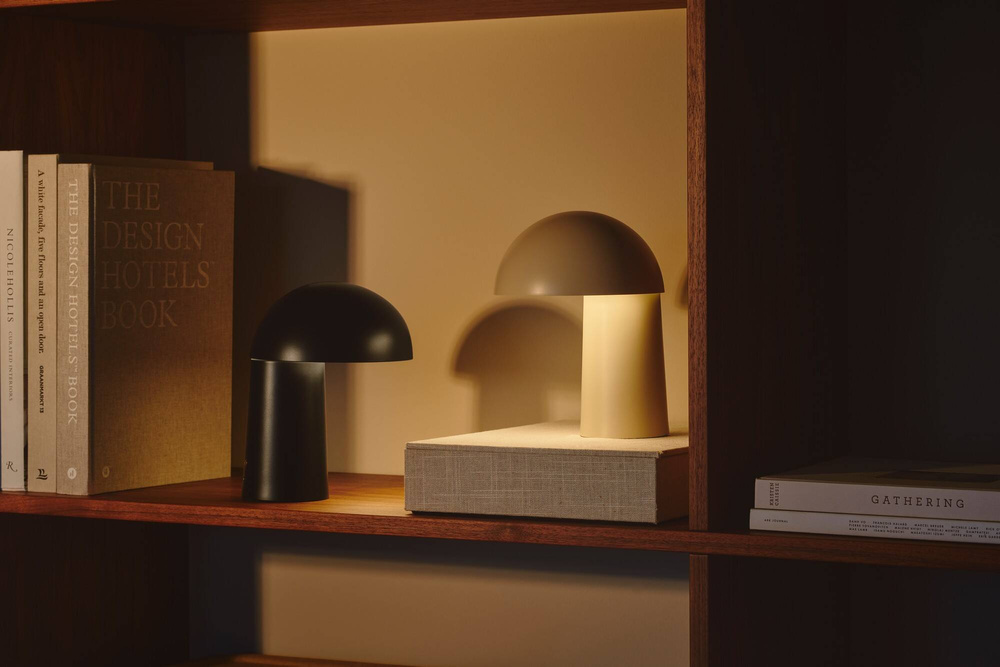 Design For The People :: Przenośna lampa stołowa Faye wys. 21 cm beżowa