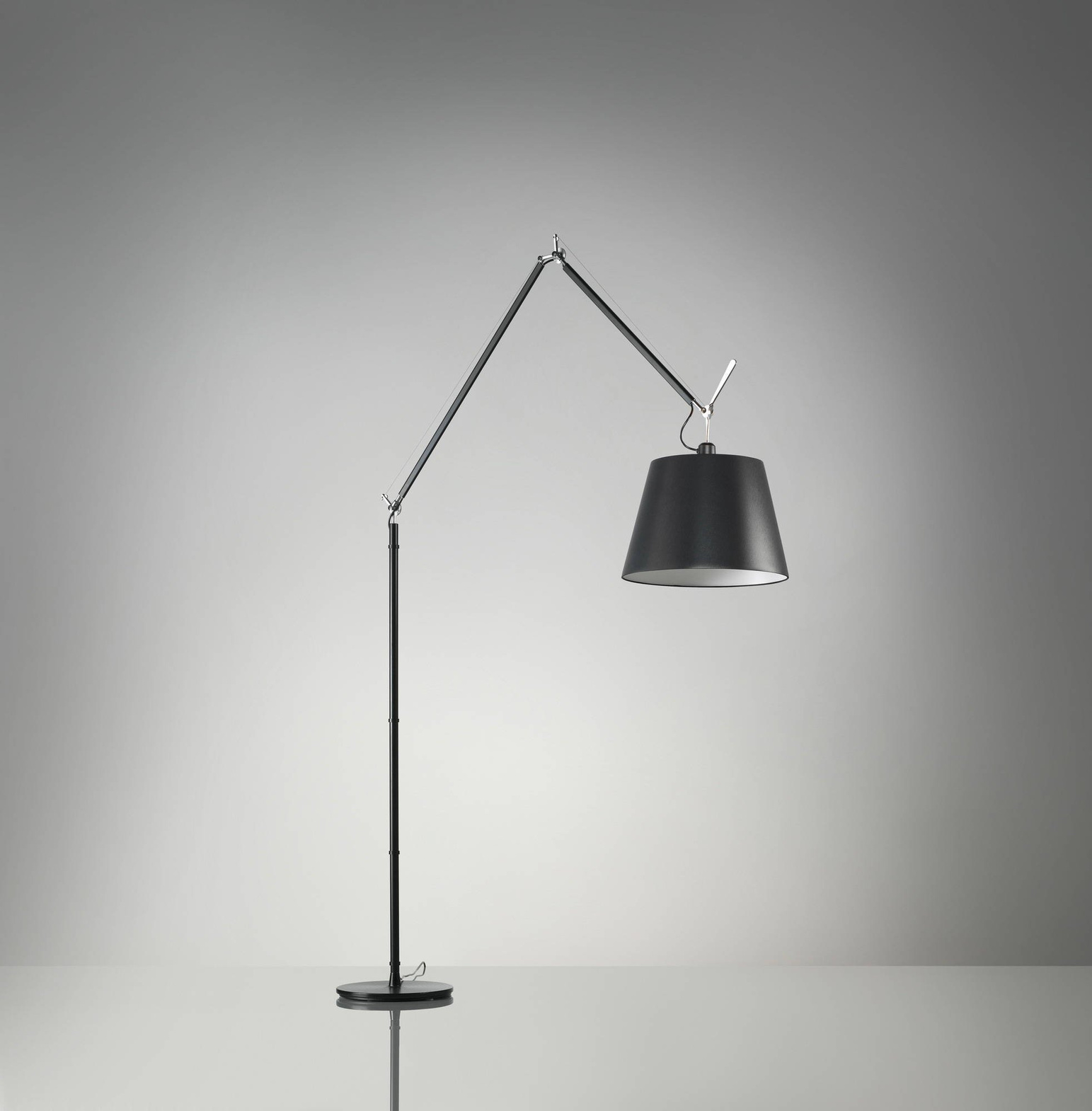 Artemide :: Lampa podłogowa Tolomeo Mega czarna śr. 36 cm