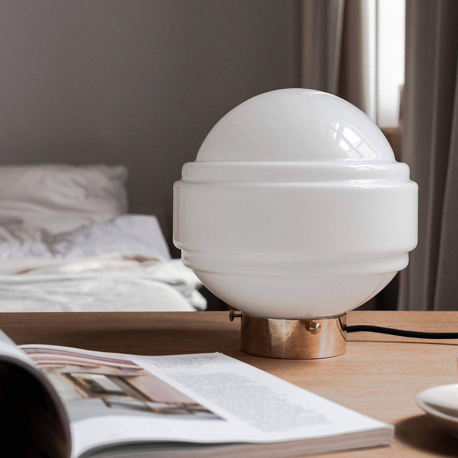 Embassy Interiors :: Szklana lampa stołowa Saturn biała śr. 25 cm