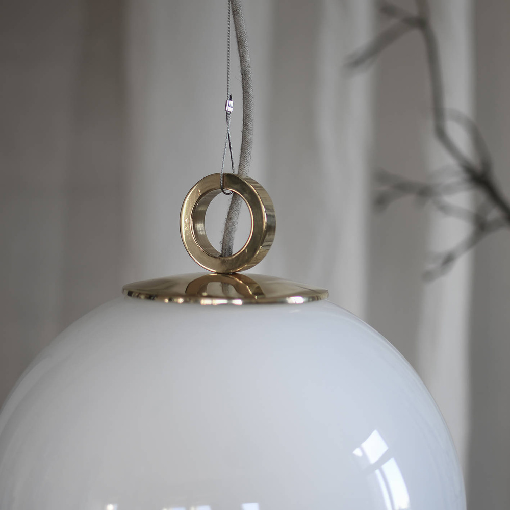 Embassy Interiors :: Hängelampe aus Glas kula mit einem Ring Durchmesser 30 cm weiß