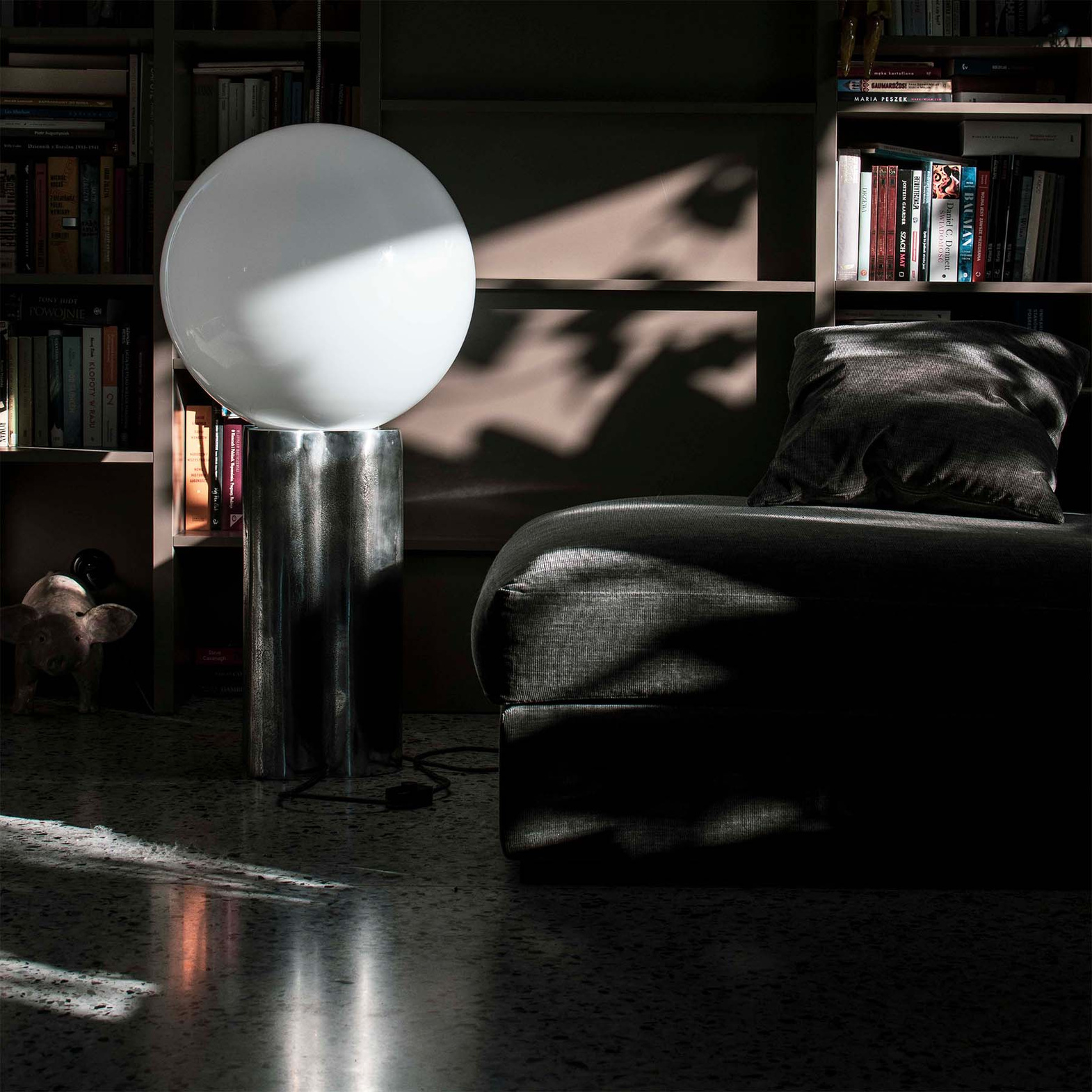 Embassy Interiors :: Futurystyczna lampa podłogowa EMB01 / rzeźbiarski obiekt świetlny