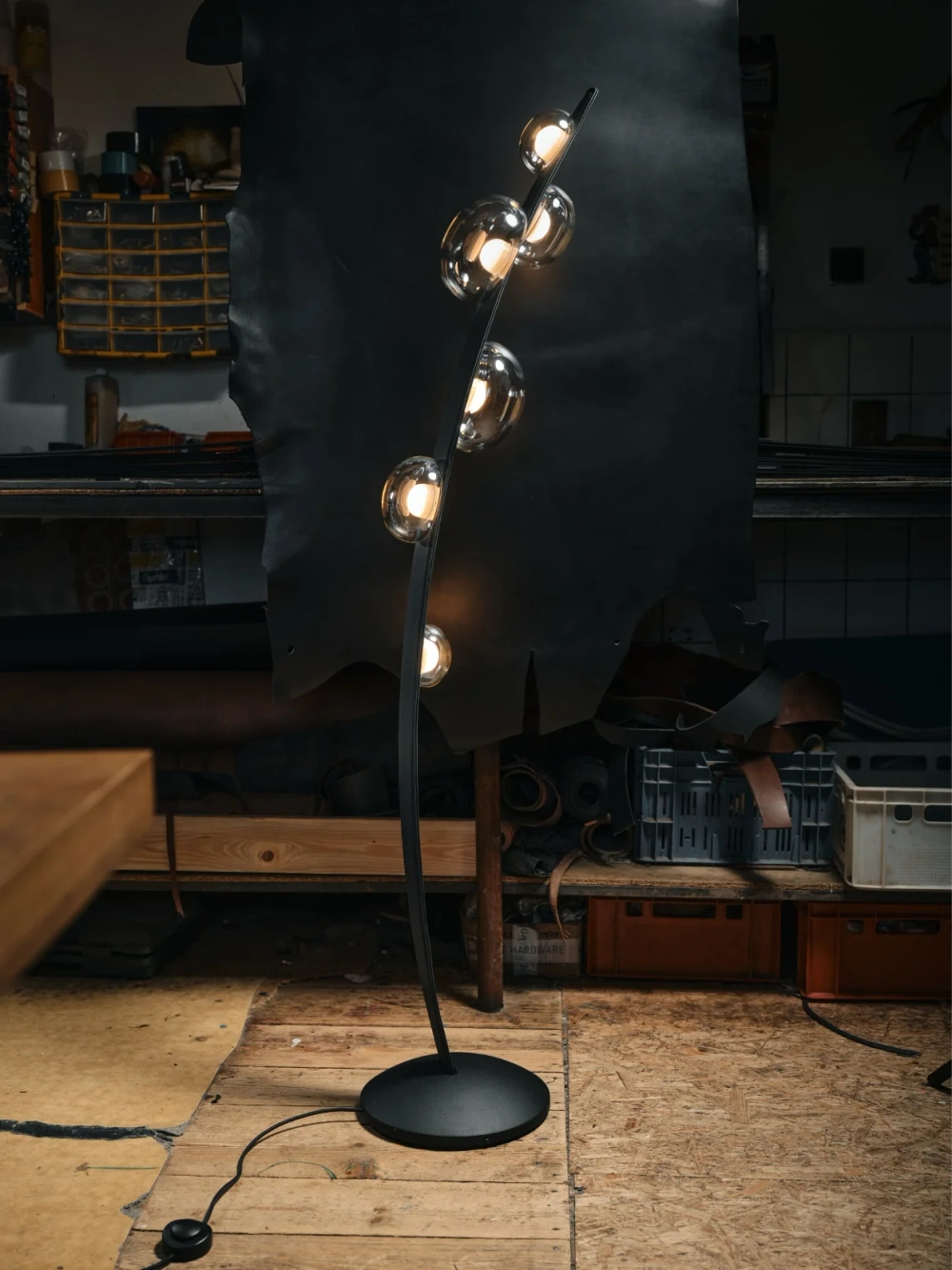 Bomma :: Lampa podłogowa Dew Drops wys. 162,4 cm czarna wegańska skóra