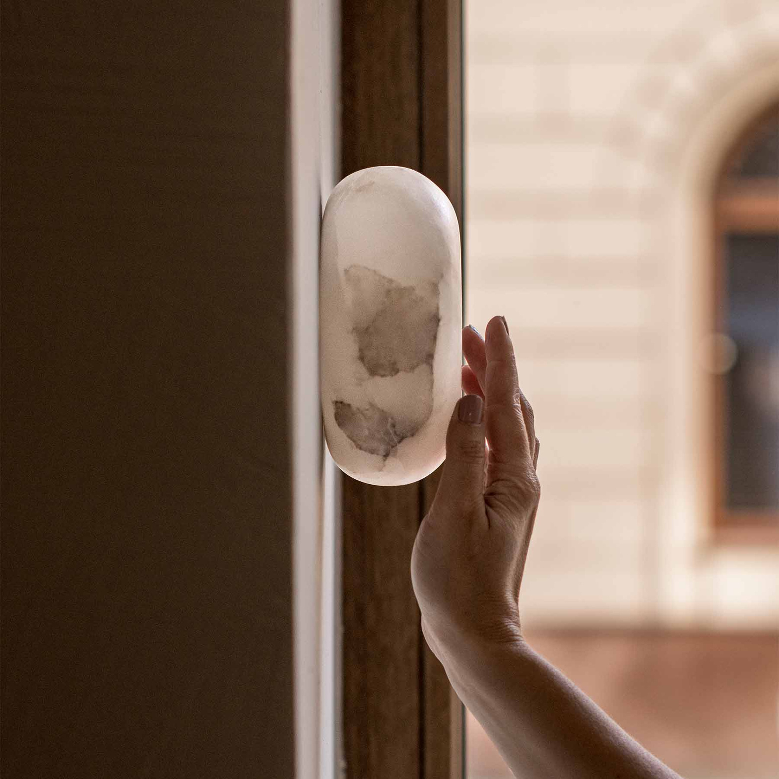 Embassy Interiors :: Lampa ścienna / Kinkiet Alkione alabaster śr. 15 cm wzór