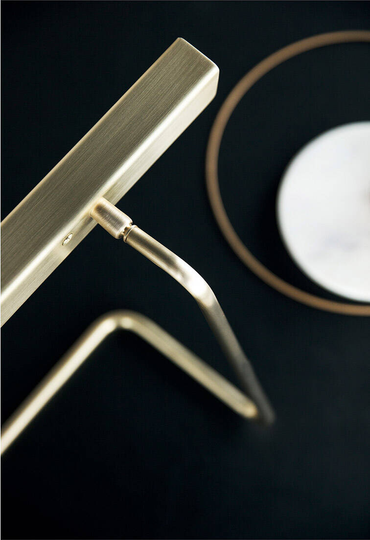 Anour :: T-Model desk lamp, height 30 cm, brushed brass