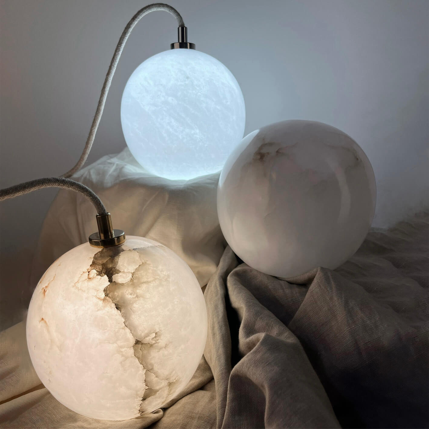 Embassy Interiors :: Selene Pendelleuchte, Durchmesser 16 cm, Alabaster, Messing-Finish