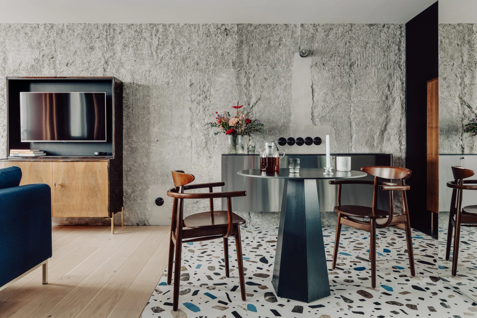 Paged :: Yesterday B-4101 Holzstuhl mit Armlehnen, Breite 55 cm