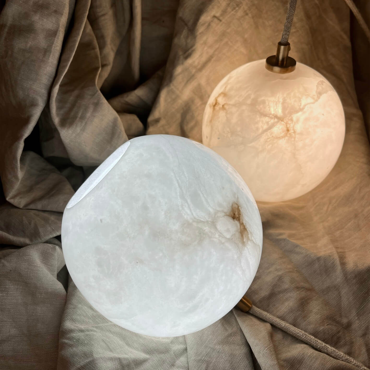 Embassy Interiors :: Selene Pendelleuchte, Durchmesser 16 cm, Alabaster, Messing-Finish